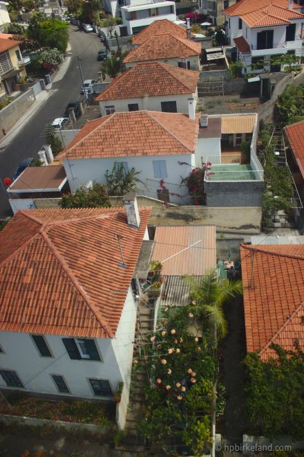 Gondolbanen går like over hustakene.