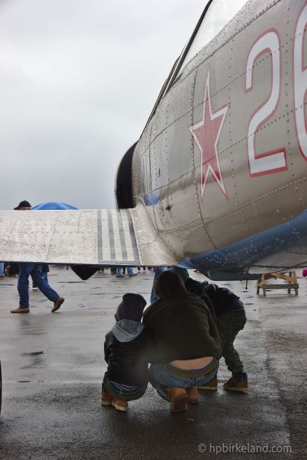 Greit å kunne søke ly under et fly når det kommer en regnskur.