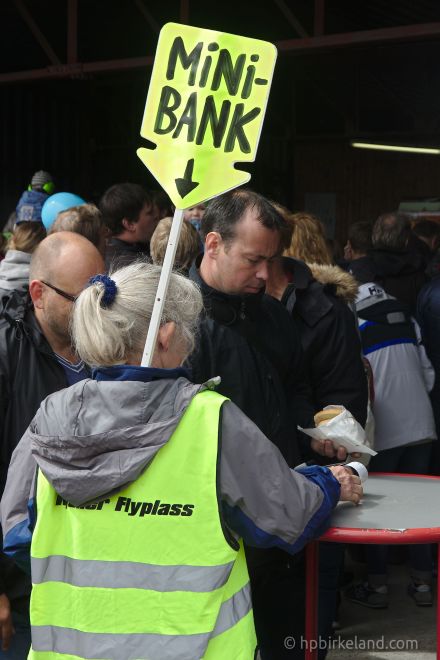 Enkel minibank:  Bærbar kortterminal og en veske full av penger.