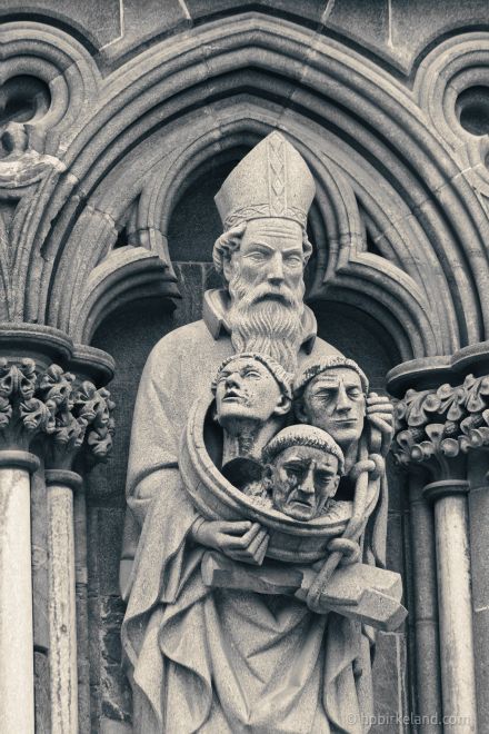 En av de mange figurene på fasaden av Nidarosdomen. 1/500 s, f/8, ISO 1250