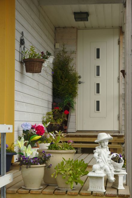 I Honningsvåg har noen pyntet rundt inngangen sin i det golde landskapet.