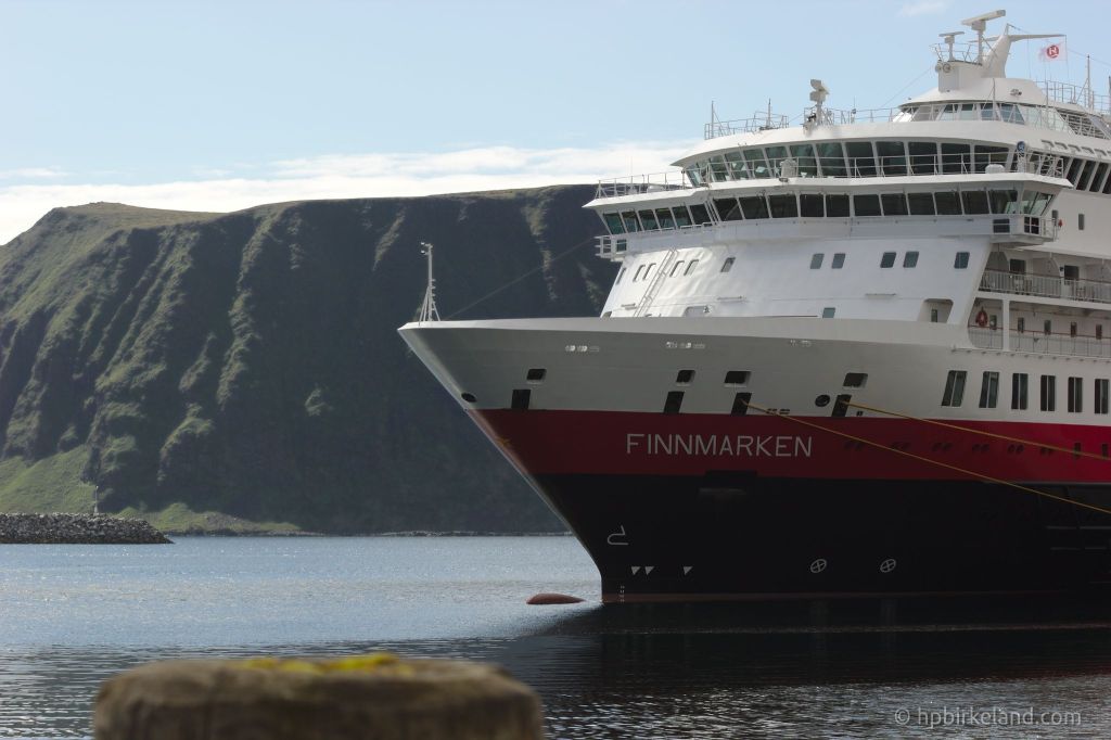 MS Finnmarken ved kai i Honningsvåg