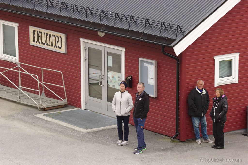 På kaia i Kjøllefjord har lokalbefolkningen møtt opp.